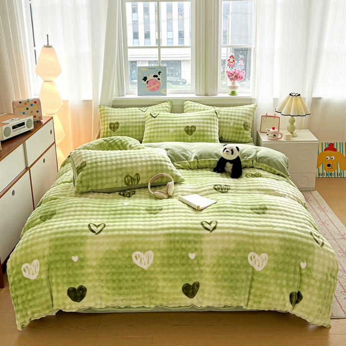 91家纺网 家纺一手货源 找家纺 一比一 2025新款亲肤舒适保暖泡泡绒牛奶绒四件套 绿爱心