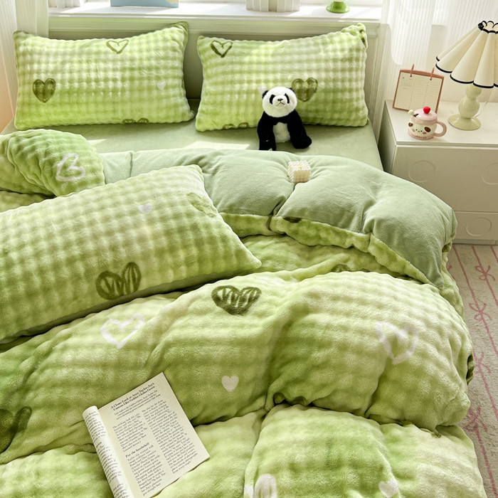 91家纺网 家纺一手货源 找家纺 一比一 2025新款亲肤舒适保暖泡泡绒牛奶绒四件套 绿爱心