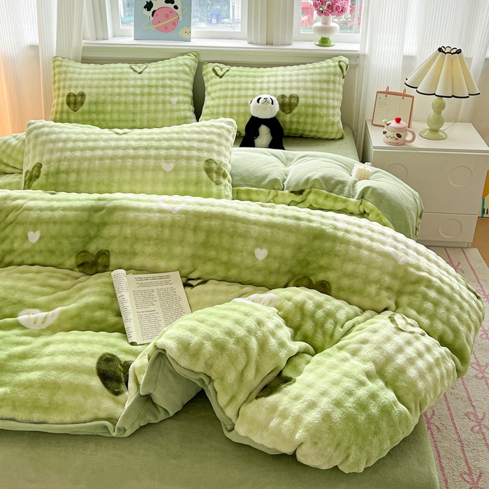 91家纺网 家纺一手货源 找家纺 一比一 2025新款亲肤舒适保暖泡泡绒牛奶绒四件套 绿爱心