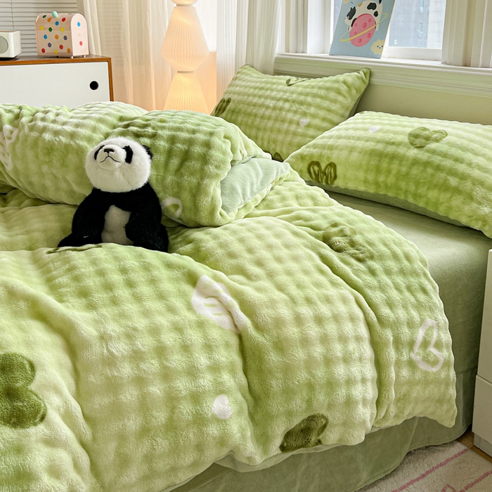 91家纺网 家纺一手货源 找家纺 一比一 2025新款亲肤舒适保暖泡泡绒牛奶绒四件套 绿爱心