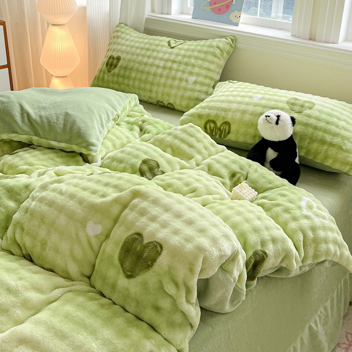 91家纺网 家纺一手货源 找家纺 一比一 2025新款亲肤舒适保暖泡泡绒牛奶绒四件套 绿爱心