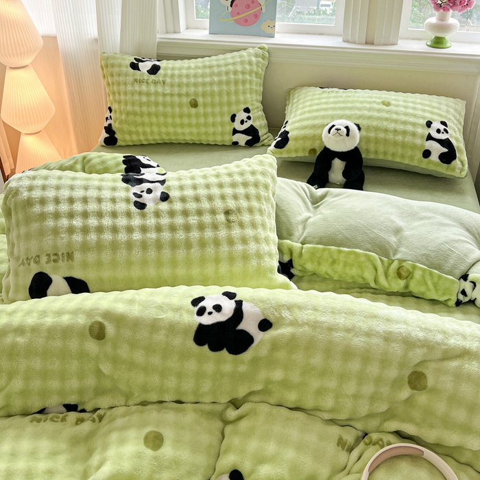 91家纺网 家纺一手货源 找家纺 一比一 2025新款亲肤舒适保暖泡泡绒牛奶绒四件套 胖达萌萌