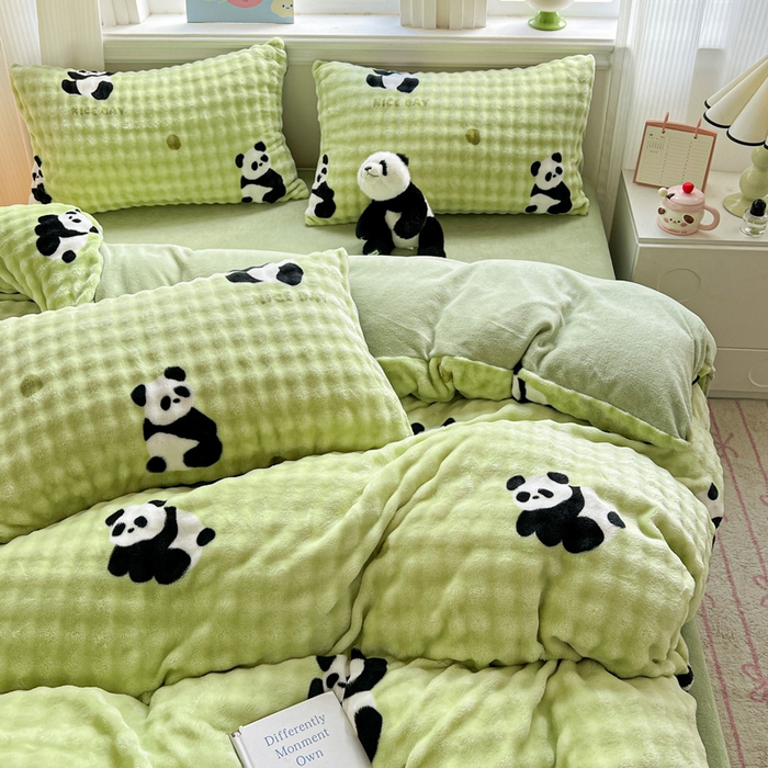 91家纺网 家纺一手货源 找家纺 一比一 2025新款亲肤舒适保暖泡泡绒牛奶绒四件套 胖达萌萌