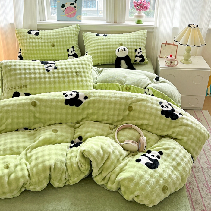 91家纺网 家纺一手货源 找家纺 一比一 2025新款亲肤舒适保暖泡泡绒牛奶绒四件套 胖达萌萌