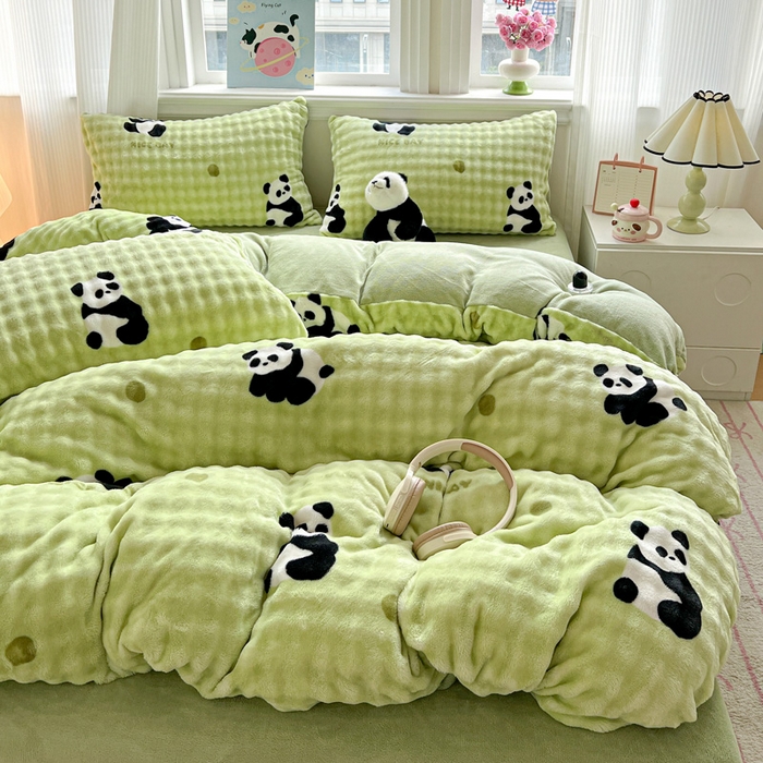 91家纺网 家纺一手货源 找家纺 一比一 2025新款亲肤舒适保暖泡泡绒牛奶绒四件套 胖达萌萌