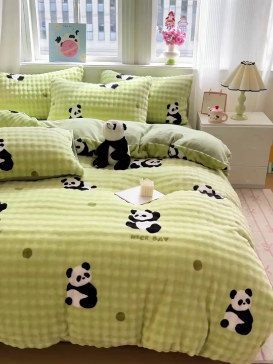 91家纺网 家纺一手货源 找家纺 一比一 2025新款亲肤舒适保暖泡泡绒牛奶绒四件套 胖达萌萌