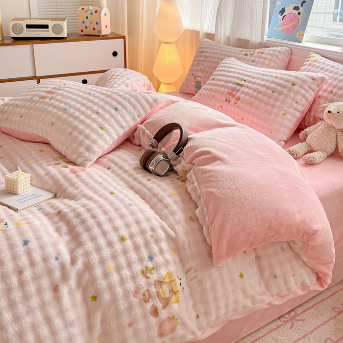 91家纺网 家纺一手货源 找家纺 一比一 2025新款亲肤舒适保暖泡泡绒牛奶绒四件套 甜心小兔