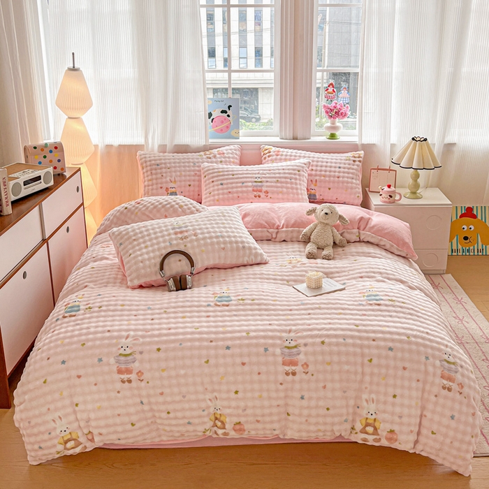 91家纺网 家纺一手货源 找家纺 一比一 2025新款亲肤舒适保暖泡泡绒牛奶绒四件套 甜心小兔