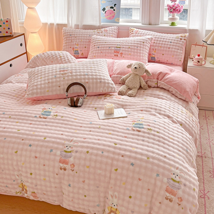 91家纺网 家纺一手货源 找家纺 一比一 2025新款亲肤舒适保暖泡泡绒牛奶绒四件套 甜心小兔