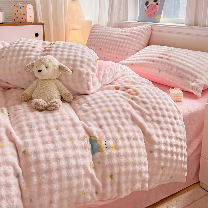 91家纺网 家纺一手货源 找家纺 一比一 2025新款亲肤舒适保暖泡泡绒牛奶绒四件套 甜心小兔