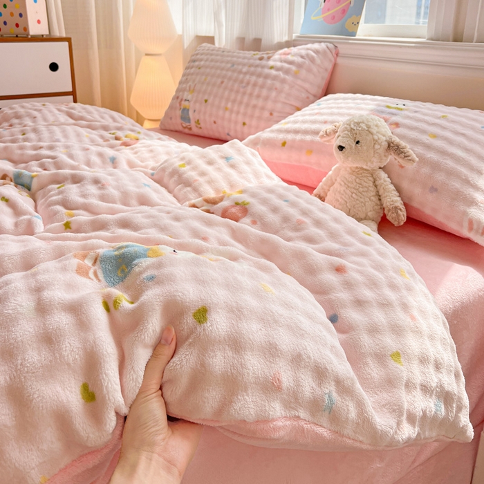 91家纺网 家纺一手货源 找家纺 一比一 2025新款亲肤舒适保暖泡泡绒牛奶绒四件套 甜心小兔