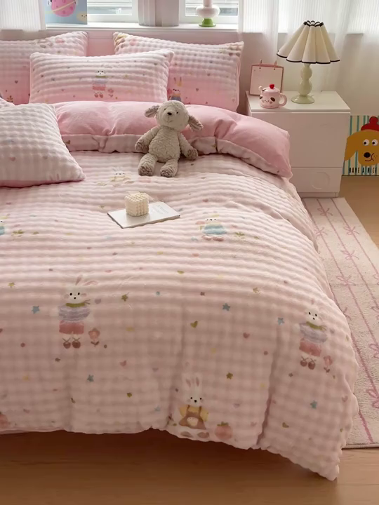 91家纺网 家纺一手货源 找家纺 一比一 2025新款亲肤舒适保暖泡泡绒牛奶绒四件套 甜心小兔