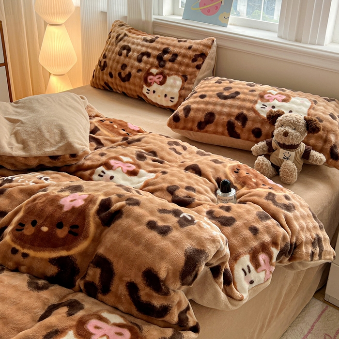 91家纺网 家纺一手货源 找家纺 一比一 2025新款亲肤舒适保暖泡泡绒牛奶绒四件套 小野猫