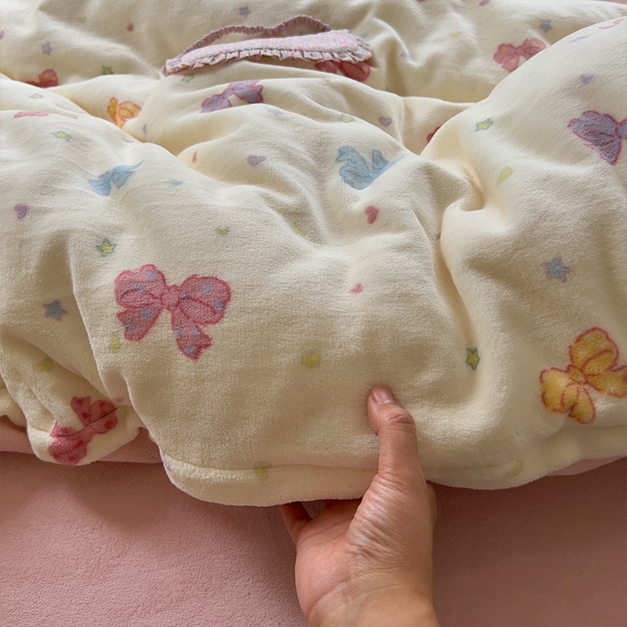 91家纺网 家纺一手货源 找家纺 （总）原素 2025秋冬少女心印花A类200克双拼加厚牛奶绒四件套