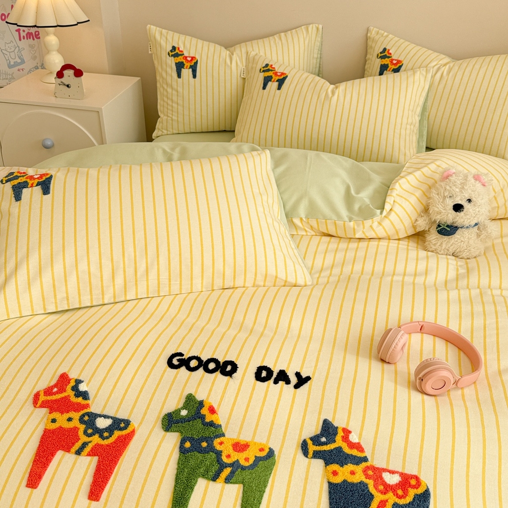 91家纺网 家纺一手货源 找家纺 简宜家居 2025新款全棉磨毛刺绣毛巾绣四件套 彩色木马