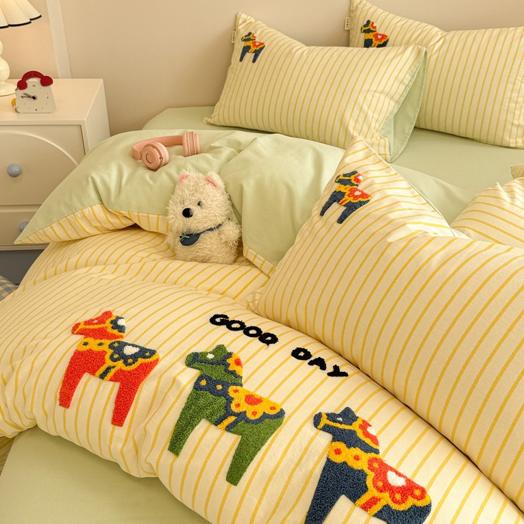 91家纺网 家纺一手货源 找家纺 简宜家居 2025新款全棉磨毛刺绣毛巾绣四件套 彩色木马