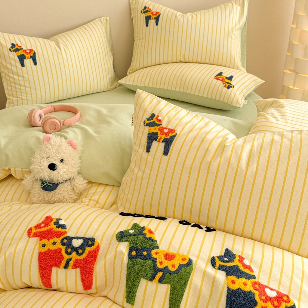 91家纺网 家纺一手货源 找家纺 简宜家居 2025新款全棉磨毛刺绣毛巾绣四件套 彩色木马