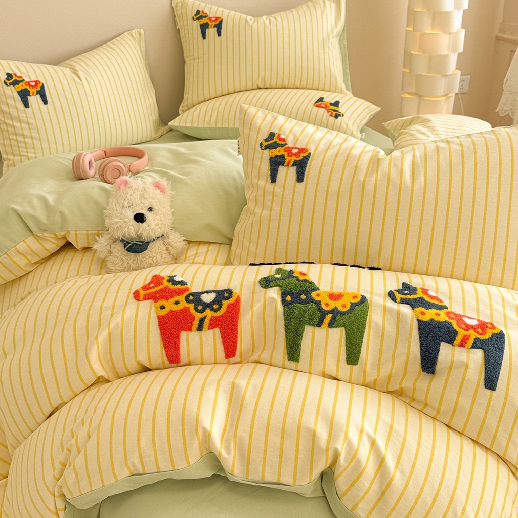 91家纺网 家纺一手货源 找家纺 简宜家居 2025新款全棉磨毛刺绣毛巾绣四件套 彩色木马