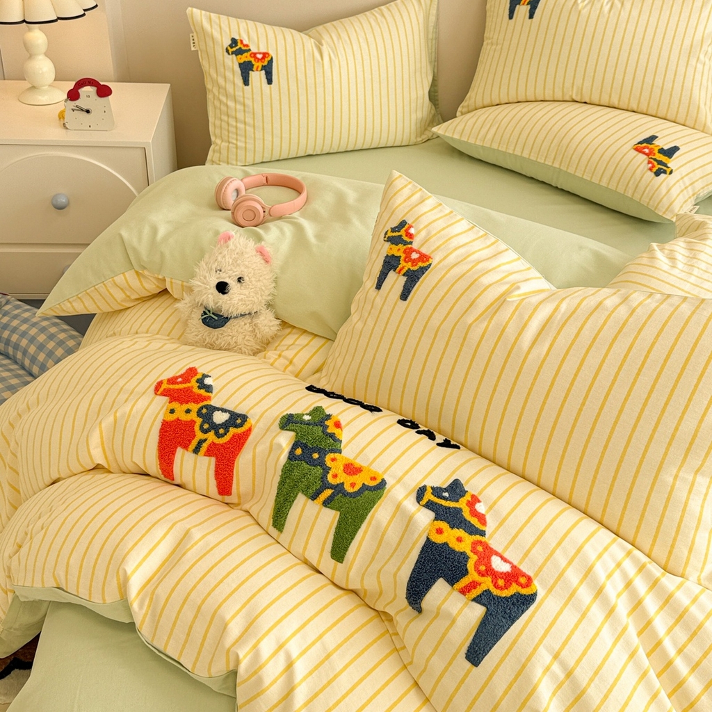 91家纺网 家纺一手货源 找家纺 简宜家居 2025新款全棉磨毛刺绣毛巾绣四件套 彩色木马