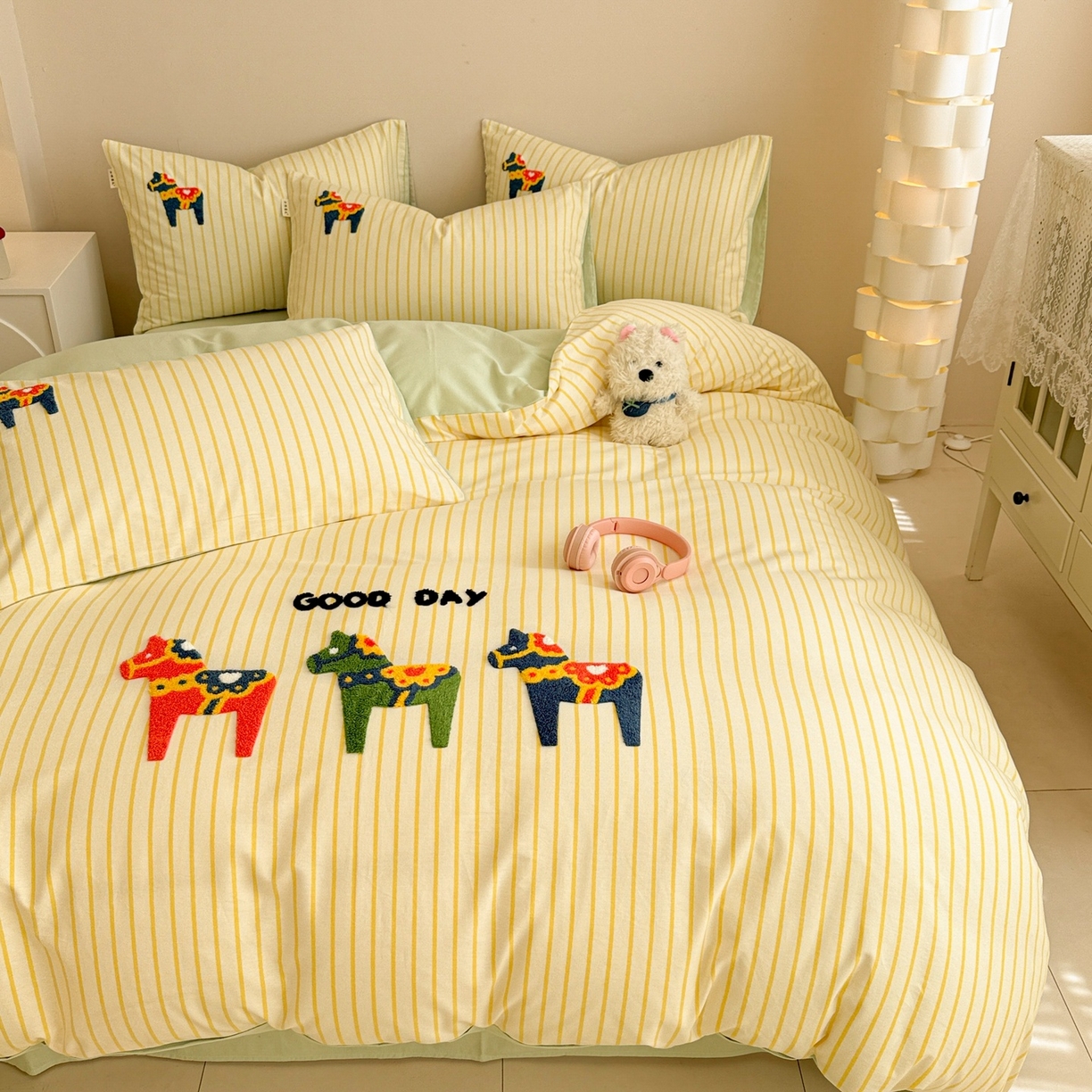 91家纺网 家纺一手货源 找家纺 简宜家居 2025新款全棉磨毛刺绣毛巾绣四件套 彩色木马