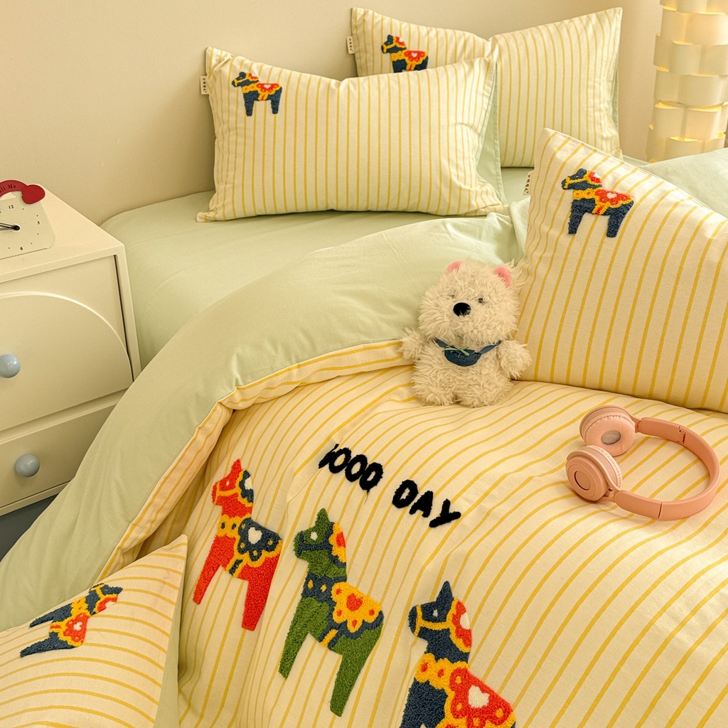 91家纺网 家纺一手货源 找家纺 简宜家居 2025新款全棉磨毛刺绣毛巾绣四件套 彩色木马