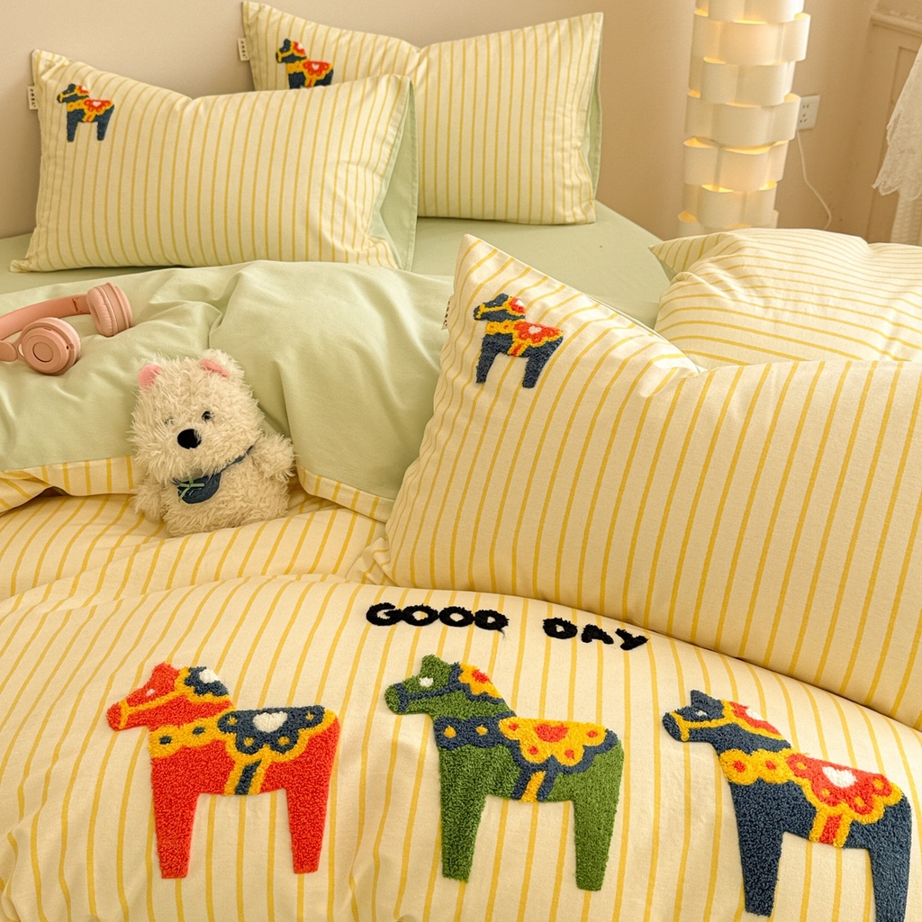 91家纺网 家纺一手货源 找家纺 简宜家居 2025新款全棉磨毛刺绣毛巾绣四件套 彩色木马