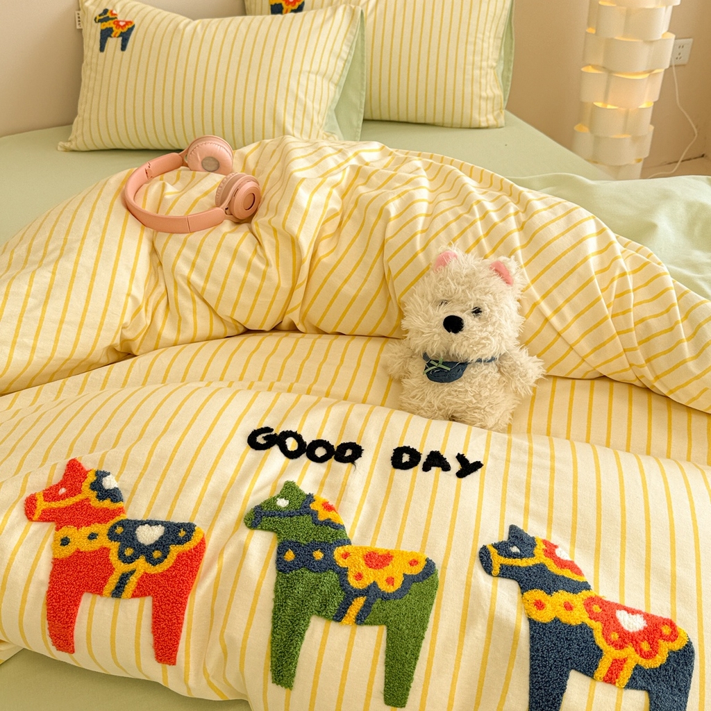 简宜家居 2025新款全棉磨毛刺绣毛巾绣四件套 彩色木马