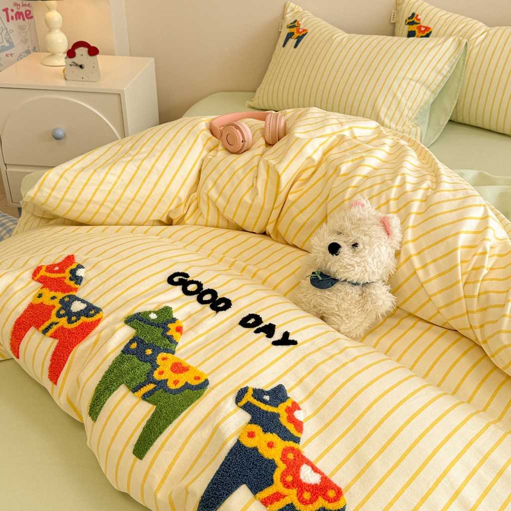 91家纺网 家纺一手货源 找家纺 简宜家居 2025新款全棉磨毛刺绣毛巾绣四件套 彩色木马