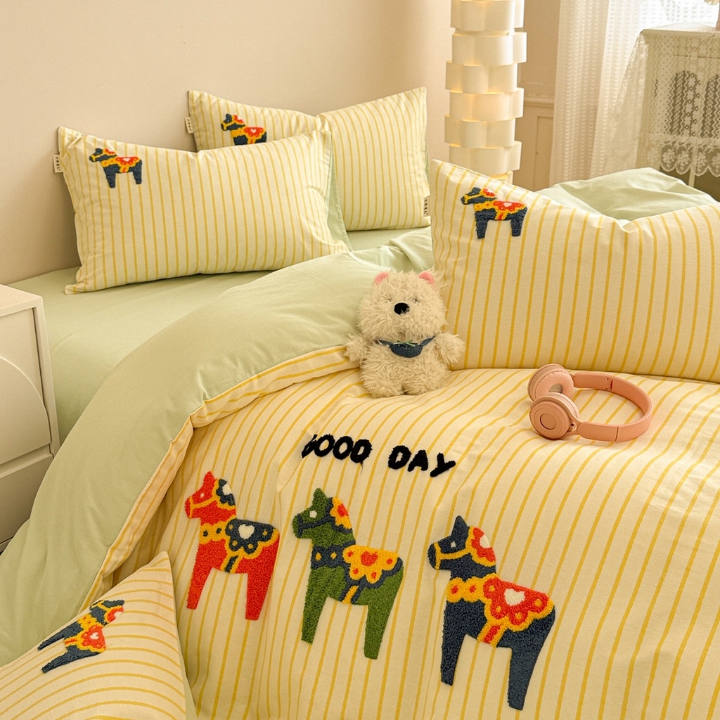 91家纺网 家纺一手货源 找家纺 简宜家居 2025新款全棉磨毛刺绣毛巾绣四件套 彩色木马