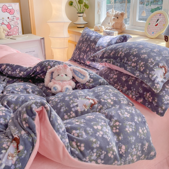 91家纺网 家纺一手货源 找家纺 一比一  2025新款双面牛奶绒四件套 爱丽丝花园