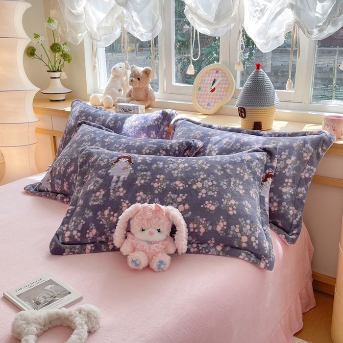 91家纺网 家纺一手货源 找家纺 一比一  2025新款双面牛奶绒四件套 爱丽丝花园