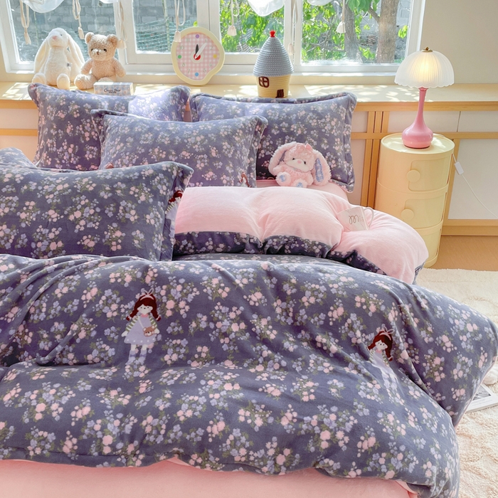 91家纺网 家纺一手货源 找家纺 一比一  2025新款双面牛奶绒四件套 爱丽丝花园