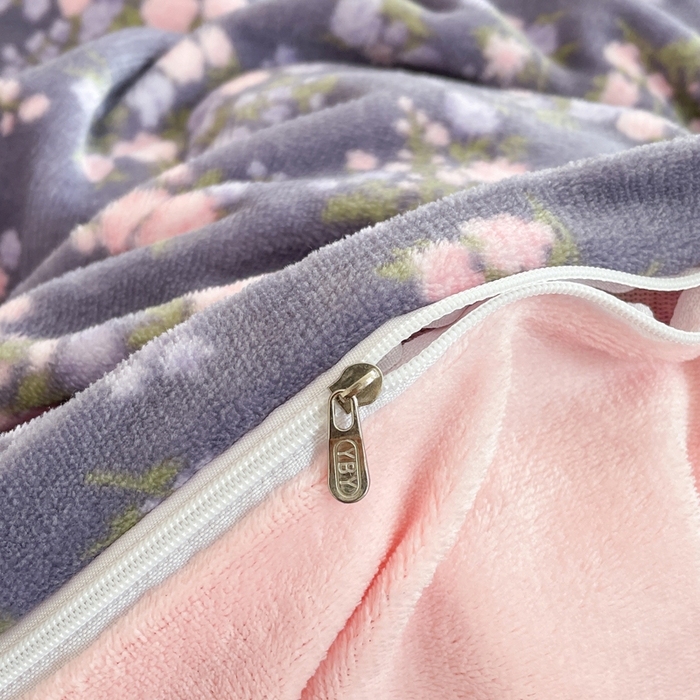 91家纺网 家纺一手货源 找家纺 一比一  2025新款双面牛奶绒四件套 爱丽丝花园