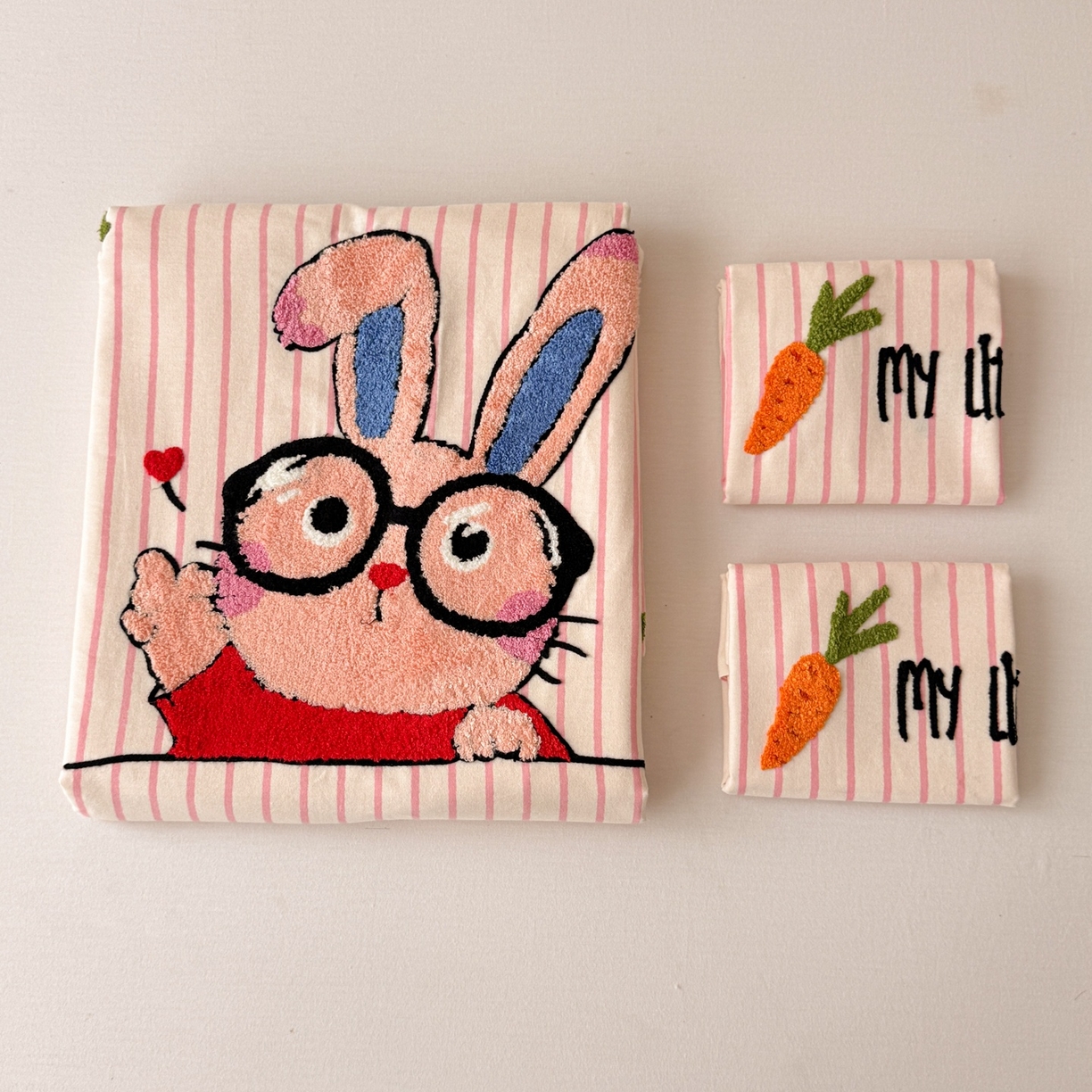 91家纺网 家纺一手货源 找家纺 简宜家居 2025新款全棉磨毛刺绣毛巾绣四件套 大眼兔宝