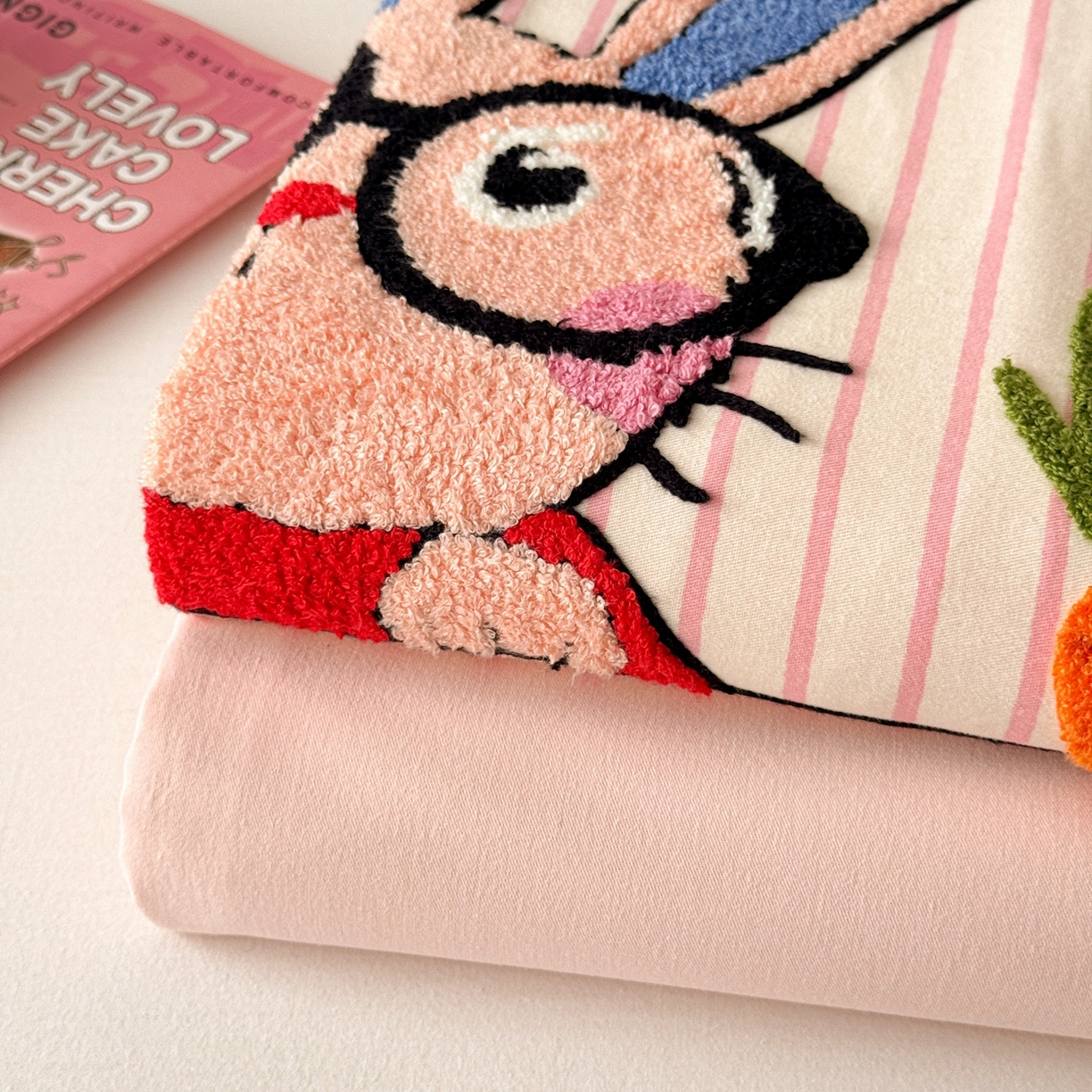 91家纺网 家纺一手货源 找家纺 简宜家居 2025新款全棉磨毛刺绣毛巾绣四件套 大眼兔宝