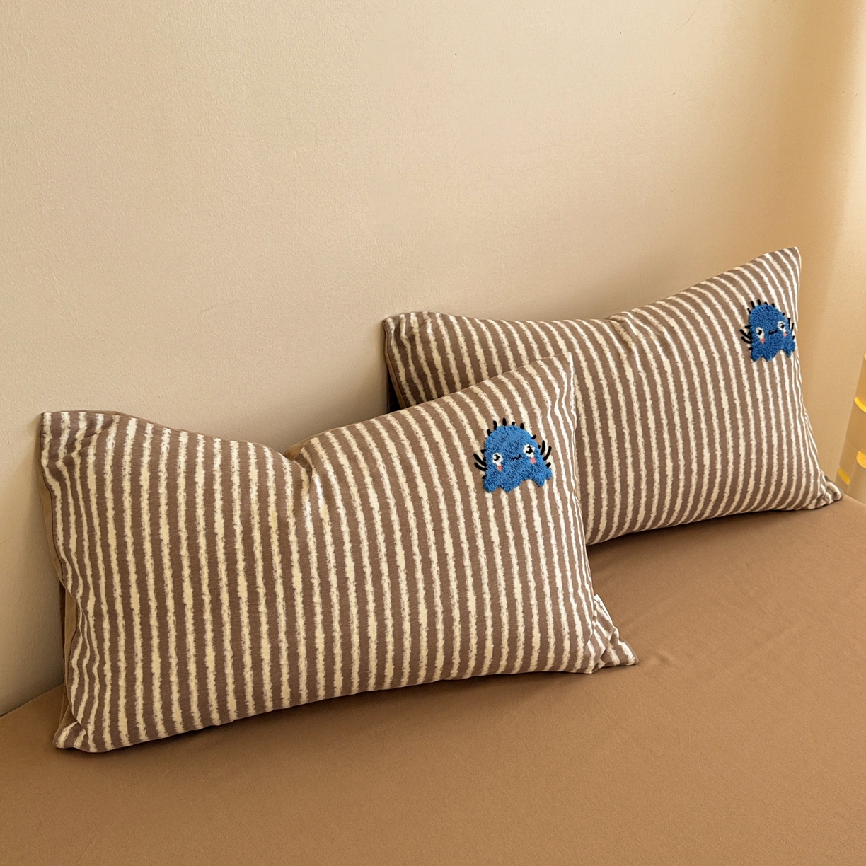 91家纺网 家纺一手货源 找家纺 简宜家居 2025新款全棉磨毛刺绣毛巾绣四件套 萌萌怪咖-咖条