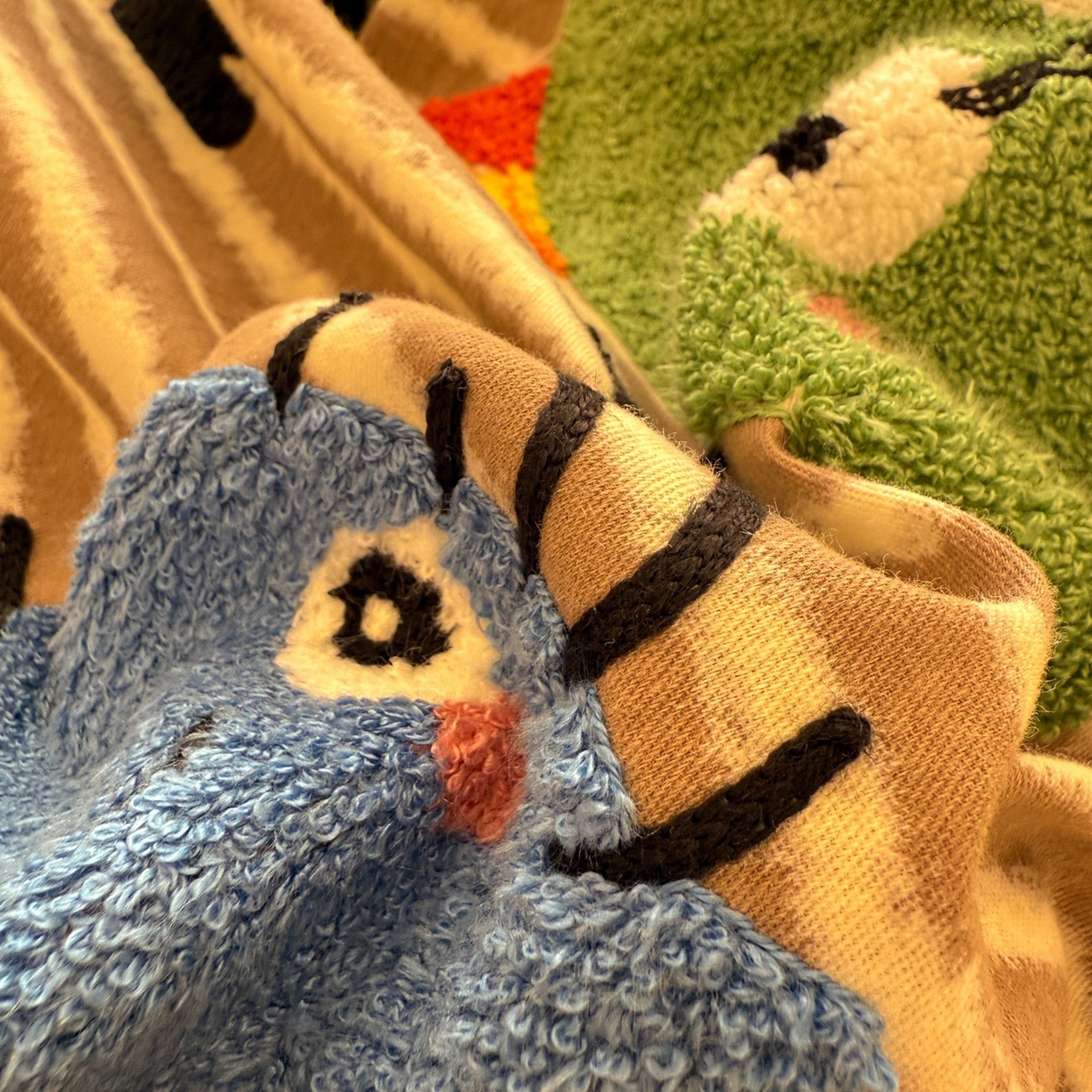 91家纺网 家纺一手货源 找家纺 简宜家居 2025新款全棉磨毛刺绣毛巾绣四件套 萌萌怪咖-咖条