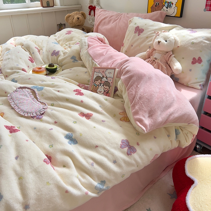 91家纺网 家纺一手货源 找家纺 原素 2025秋冬少女心印花A类200克双拼加厚牛奶绒四件套 星星蝴蝶结