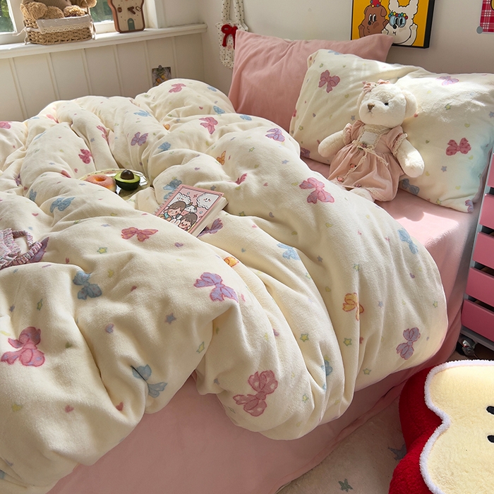 91家纺网 家纺一手货源 找家纺 原素 2025秋冬少女心印花A类200克双拼加厚牛奶绒四件套 星星蝴蝶结