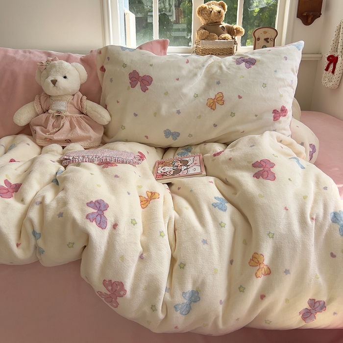 91家纺网 家纺一手货源 找家纺 原素 2025秋冬少女心印花A类200克双拼加厚牛奶绒四件套 星星蝴蝶结