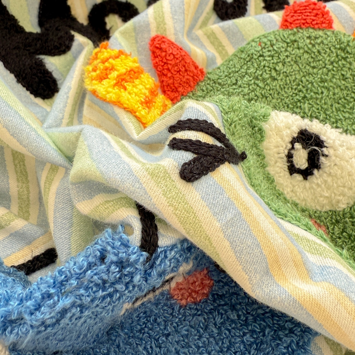 91家纺网 家纺一手货源 找家纺 简宜家居 2025新款全棉磨毛刺绣毛巾绣四件套 萌萌怪咖-蓝条