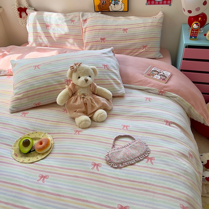 91家纺网 家纺一手货源 找家纺 原素 2025秋冬少女心印花A类200克双拼加厚牛奶绒四件套 彩条蝴蝶结