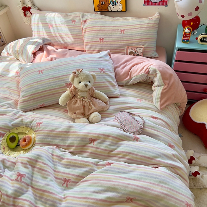 91家纺网 家纺一手货源 找家纺 原素 2025秋冬少女心印花A类200克双拼加厚牛奶绒四件套 彩条蝴蝶结