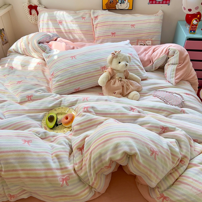 91家纺网 家纺一手货源 找家纺 原素 2025秋冬少女心印花A类200克双拼加厚牛奶绒四件套 彩条蝴蝶结