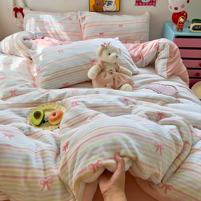 91家纺网 家纺一手货源 找家纺 原素 2025秋冬少女心印花A类200克双拼加厚牛奶绒四件套 彩条蝴蝶结