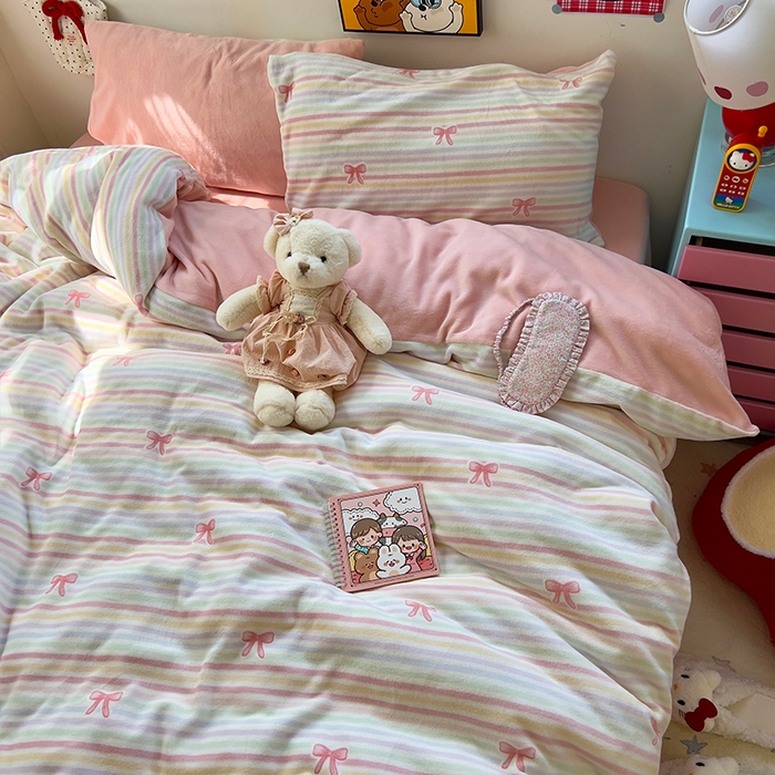 91家纺网 家纺一手货源 找家纺 原素 2025秋冬少女心印花A类200克双拼加厚牛奶绒四件套 彩条蝴蝶结