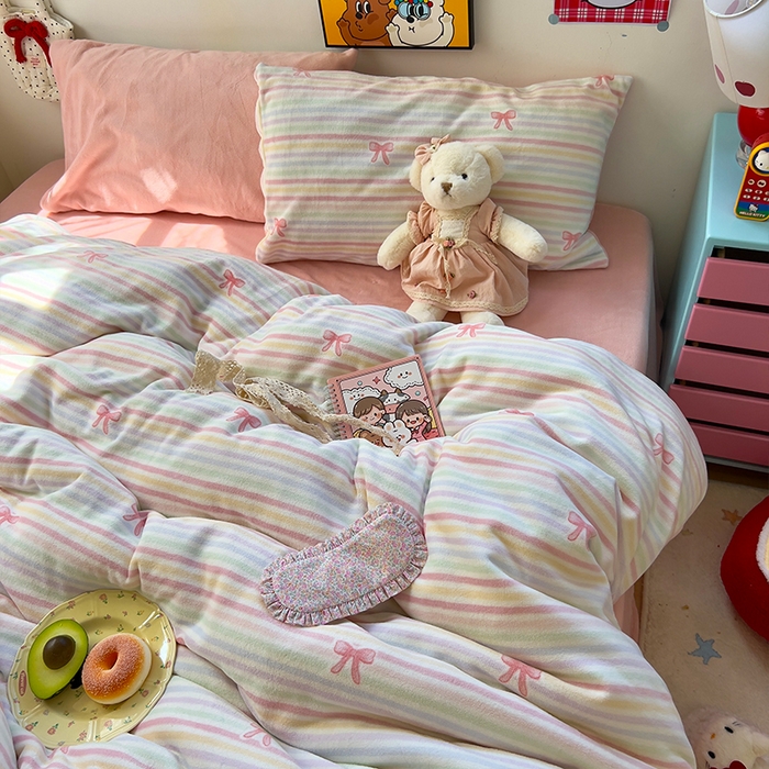 91家纺网 家纺一手货源 找家纺 原素 2025秋冬少女心印花A类200克双拼加厚牛奶绒四件套 彩条蝴蝶结