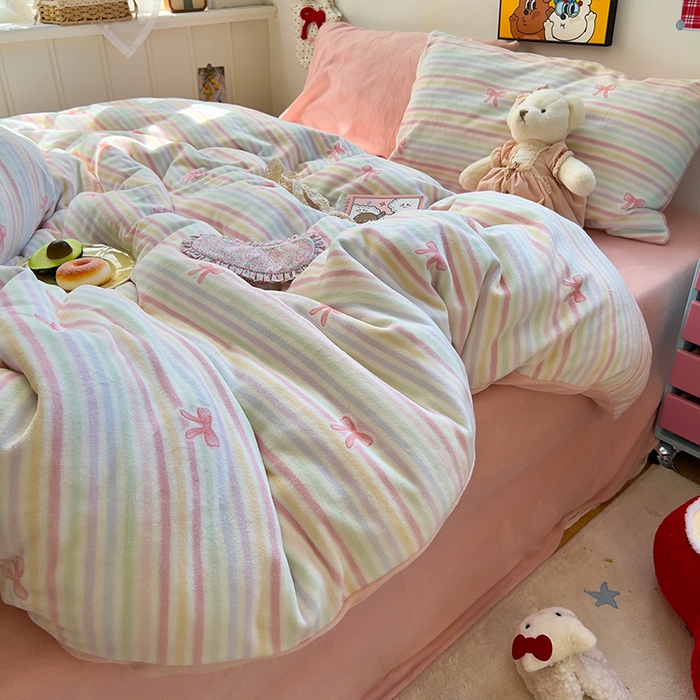 91家纺网 家纺一手货源 找家纺 原素 2025秋冬少女心印花A类200克双拼加厚牛奶绒四件套 彩条蝴蝶结