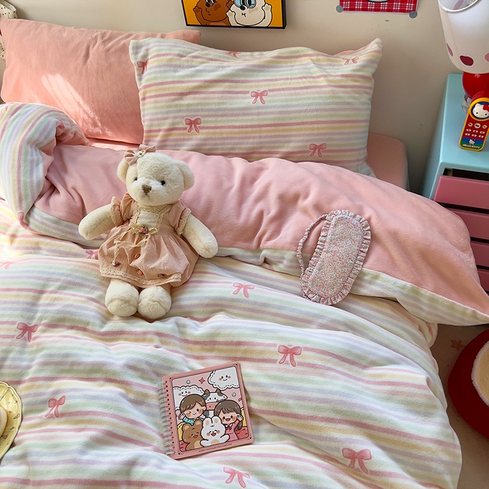 91家纺网 家纺一手货源 找家纺 原素 2025秋冬少女心印花A类200克双拼加厚牛奶绒四件套 彩条蝴蝶结