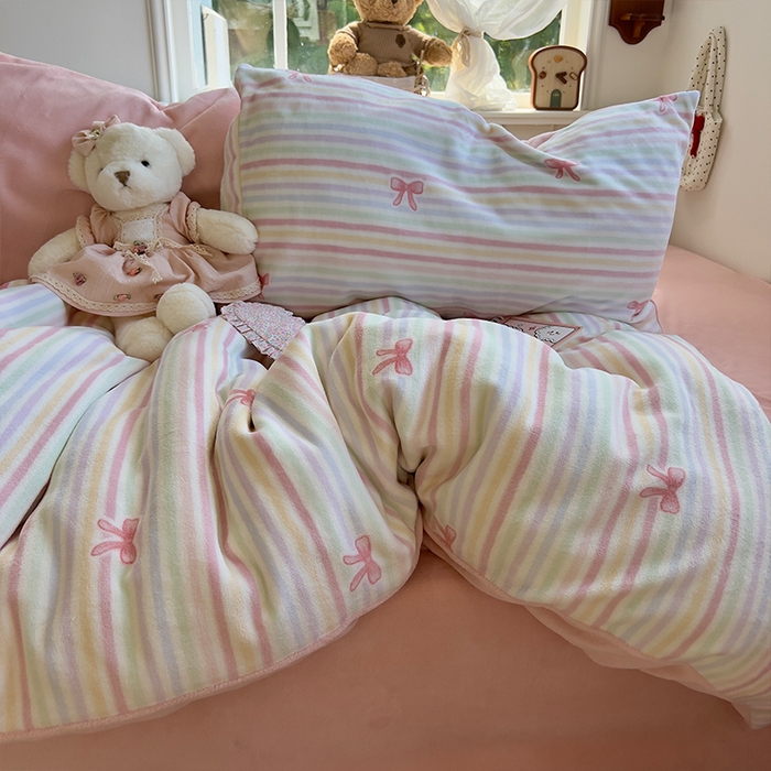 91家纺网 家纺一手货源 找家纺 原素 2025秋冬少女心印花A类200克双拼加厚牛奶绒四件套 彩条蝴蝶结